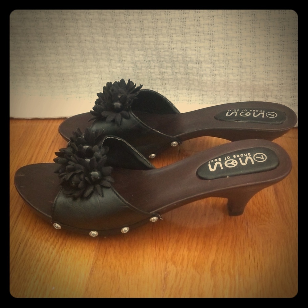 The cutest wooden sandals Size 7